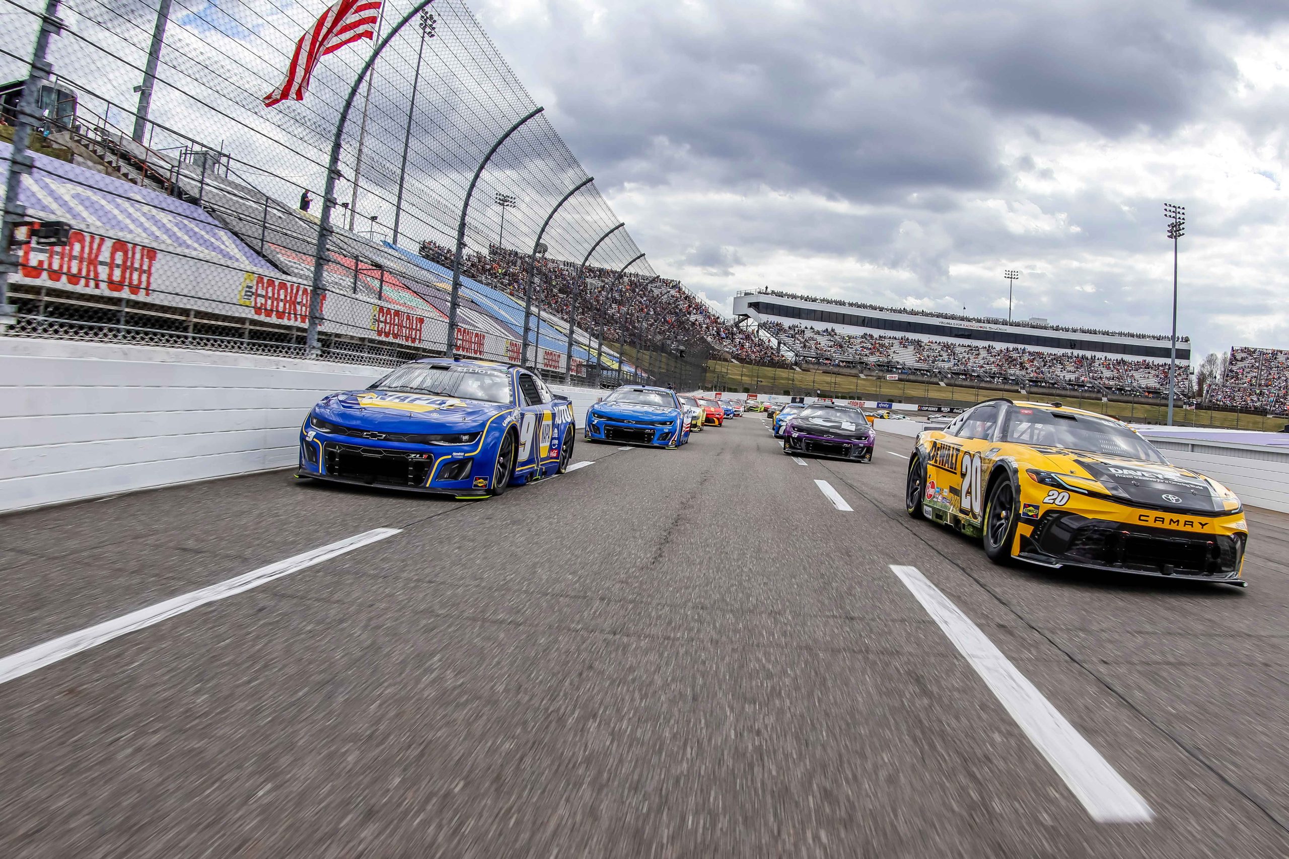 Chase Elliott's No. 9 and Christopher Bell's No. 20 lead the field down the frontstretch at Martinsville